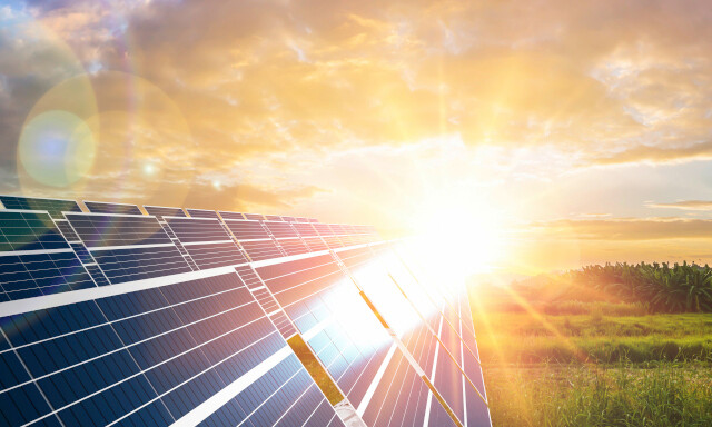 Die Sonne schien auf eine Freiland-Photovoltaik-Anlage
