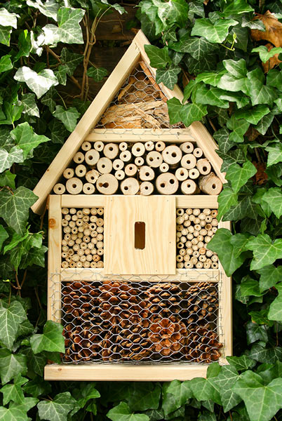 Ein Insektenhotel aus Holz.