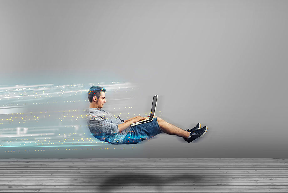 Mann surft mit seinem Computer in der Luft 
