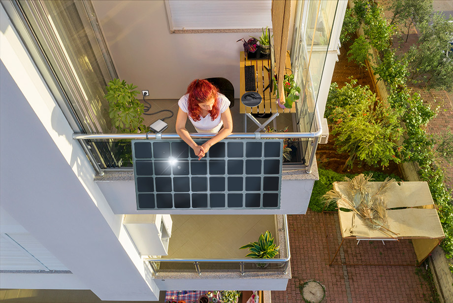 Frau steht auf einem Balkon mit einem Balkonkraftwerk