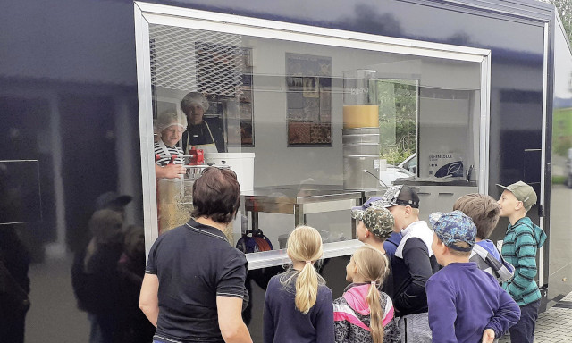 Schülerinnen und Schüler der Dr.-Päßler-Schule bauen für ihre Schule Möbel.